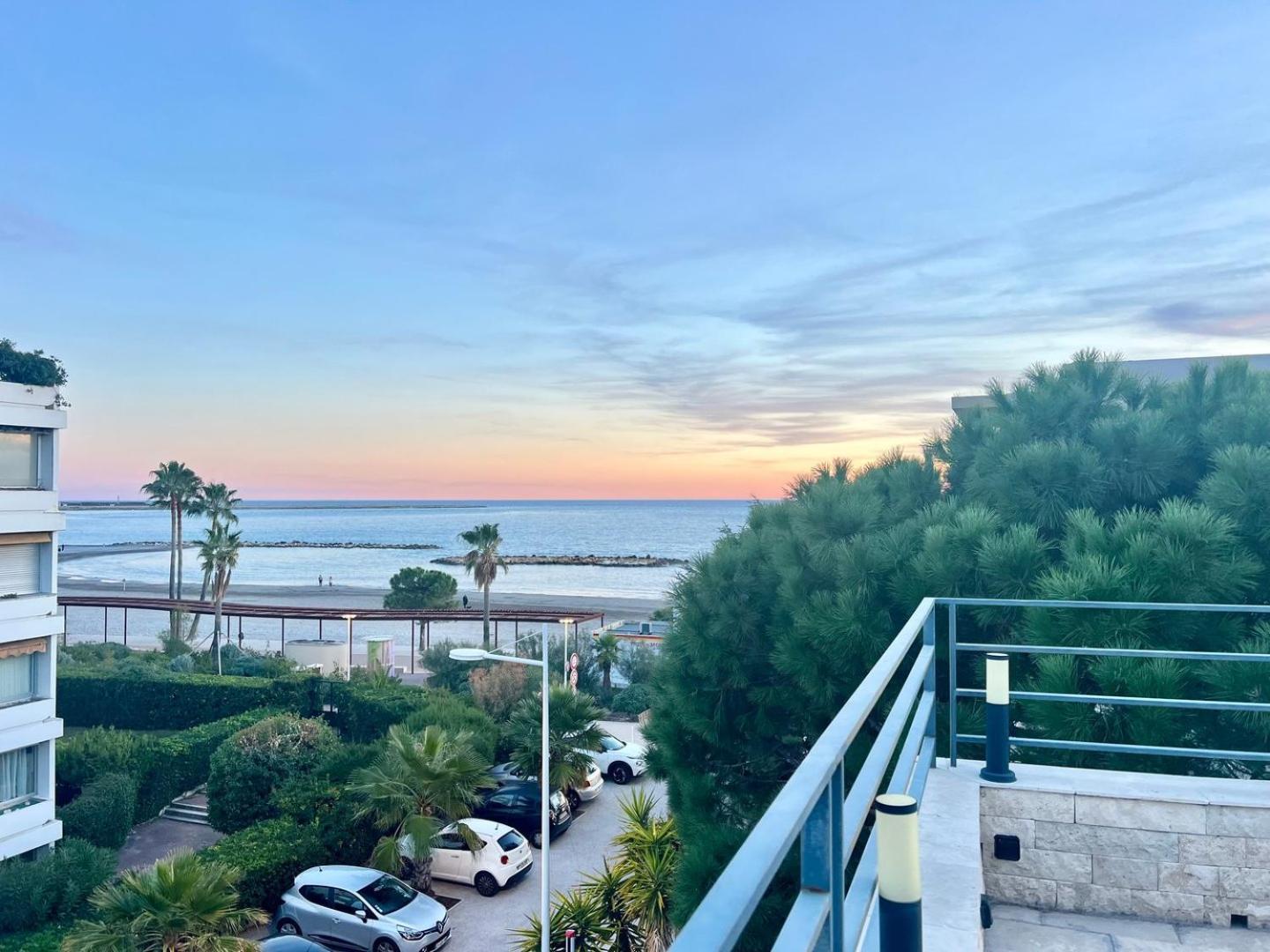 Sea And Mountain Views From Your Rooftop ! Saint-Laurent-du-Var Exterior photo
