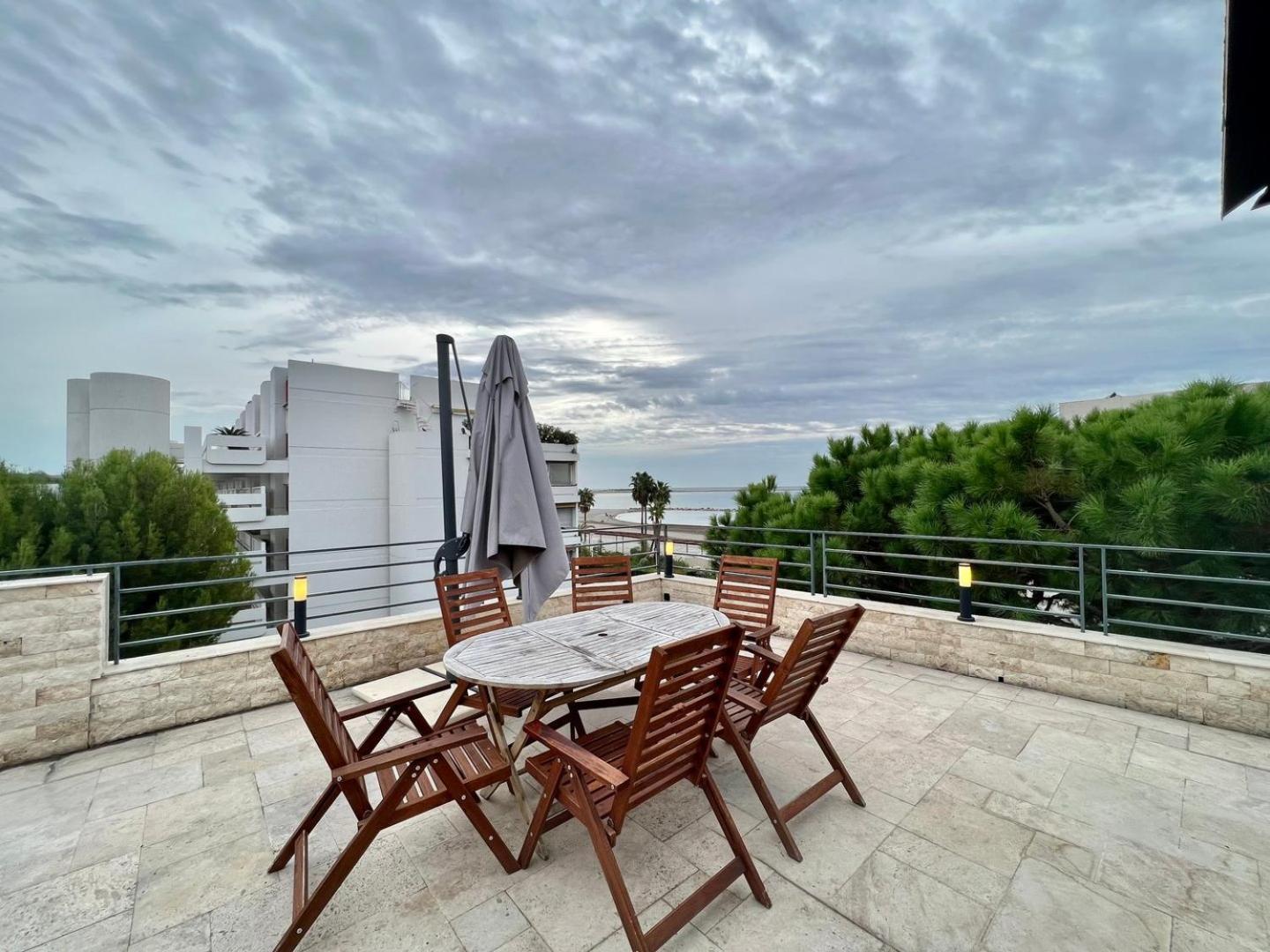 Sea And Mountain Views From Your Rooftop ! Saint-Laurent-du-Var Exterior photo